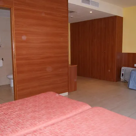 Checkin Montpalau 3* פינדה דה מר